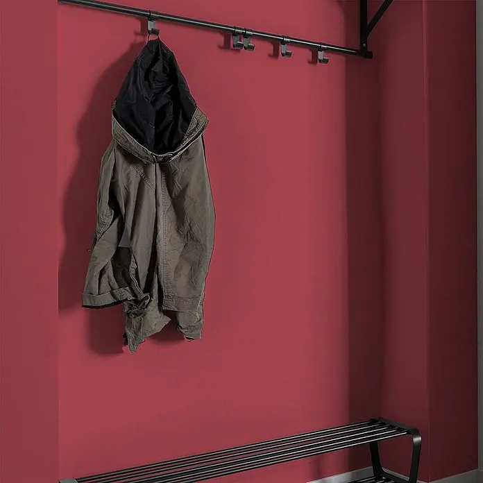 Tadessi Wandfarbe Rose - Pink, Matt, 2,5 l - Schwarze Garderobenstange mit Haken und passende Schuhbank. Eine Khaki-Jacke hängt am Haken.