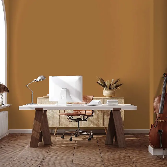 Tadessi Wandfarbe Maronenbraun - Orange, Matt, 5 l - Home-Office mit weißem Schreibtisch, Holzbeinen, braunem Lederstuhl und Computermonitor.