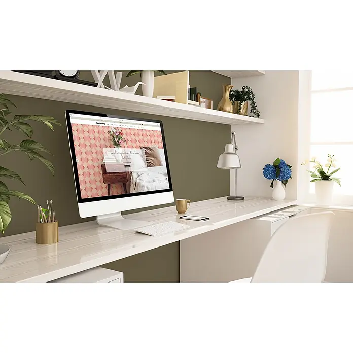 Tadessi Wandfarbe Mocha - Grün, Matt, 2,5 l - Rosa Tapetendesign mit geometrischem Muster auf einem Computermonitor in einem hellen Home-Office.