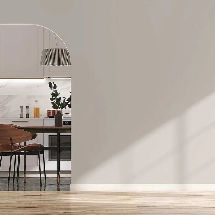 Tadessi Wandfarbe Dünengrau - Grau, Matt, 2,5 l - Modernes Interieur mit Bogen zu einer hellen Küche und leerem Raum mit heller Wand und Holzfußboden.
