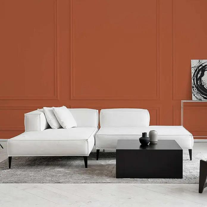 Tadessi Wandfarbe Safran - Rot, Matt, 1 l - Weißes modulares Ecksofa mit Recamiere und schwarzem quadratischem Couchtisch in modernem Wohnzimmer.