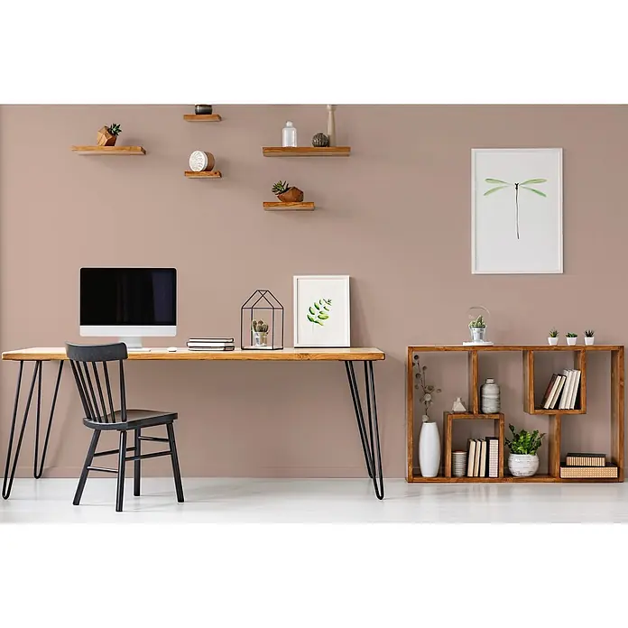 Tadessi Wandfarbe Altrosé Mocha - Braun, Matt, 5 l - Heller Holzschreibtisch mit schwarzen Haarnadelfüßen in einem modernen Homeoffice mit Computer.