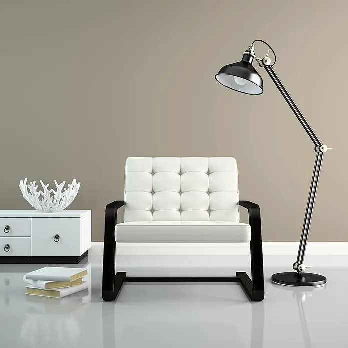 Tadessi Wandfarbe Alpakabeige - Creme, Matt, 5 l - Moderner weißer Tufting-Sessel mit dunklem Holzrahmen, Stehlampe und Kommode.