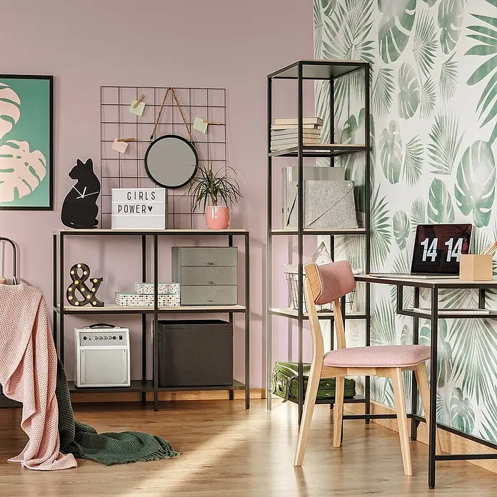 Tadessi Wandfarbe Altrosa - Rosa, Matt, 1 l - Moderner Holz-Schreibtischstuhl mit rosa Polsterung in einem stilvollen Arbeitszimmer.