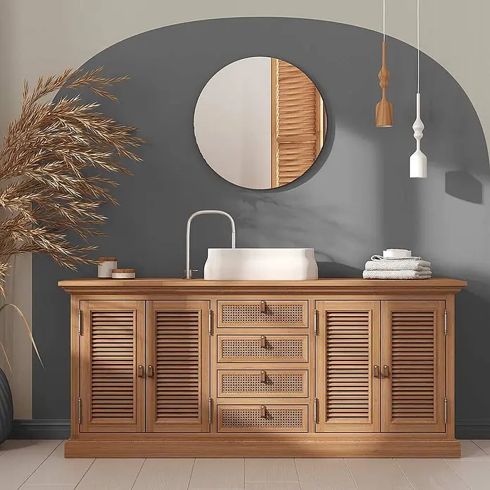 Tadessi Wandfarbe Beigegrün - Beige, Matt, 5 l - Hölzerner Badezimmerschrank mit Lamellentüren und Rattanschubladen, mit weißem Waschbecken und silbernem Wasserhahn.