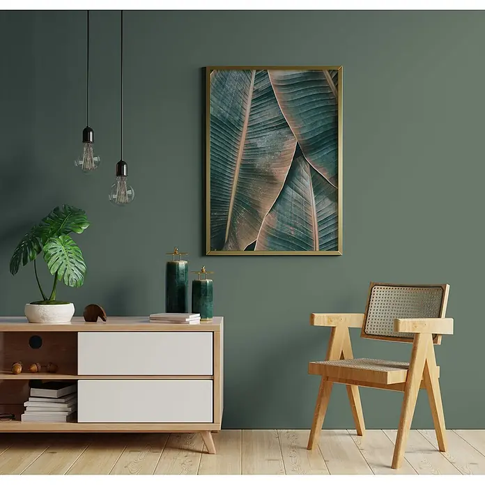 Tadessi Wandfarbe Sage Green - Grün, Matt, 2,5 l - Modernes Interieur mit hellem Holzstuhl, Sideboard, Pflanze und gerahmter Kunst auf Holzboden.