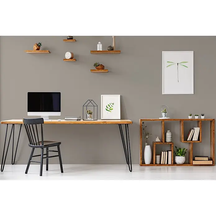 Tadessi Wandfarbe Strandgrau Mocha - Taupe, Matt, 5 l - Ein modernes Home-Office mit hellem Holzschreibtisch auf schwarzen Haarnadelbeinen, schwarzem Stuhl und geometrischem Holzregal.
