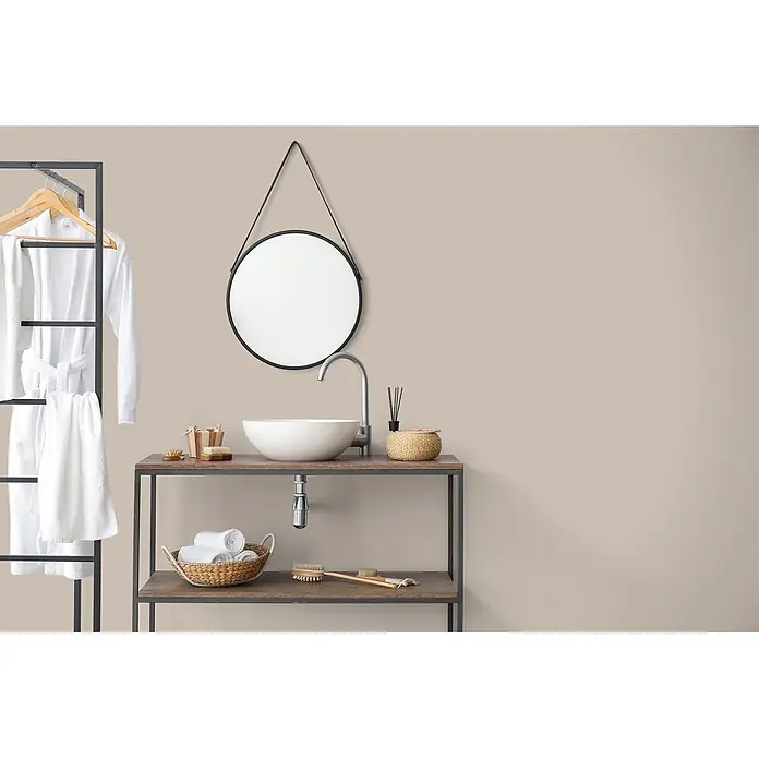 Tadessi Wandfarbe Sahnebeige - Beige, Matt, 2,5 l - Modernes Badezimmerwaschtisch mit weißem Aufsatzwaschbecken auf Holzplatte, schwarzem Metallgestell, rundem Spiegel und Kleiderständer.