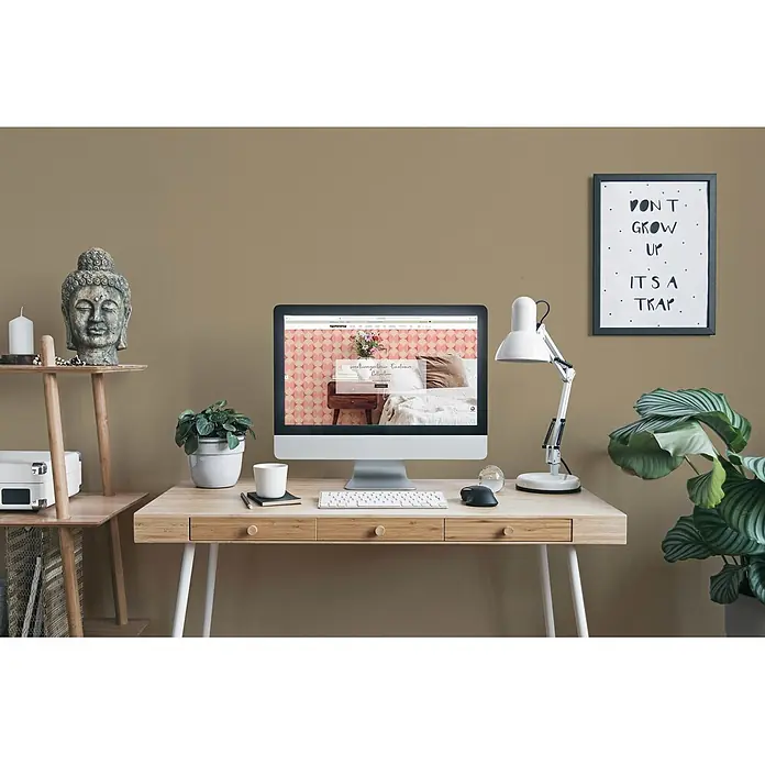 Tadessi Wandfarbe Haselnuss Mocha - Grün, Matt, 2,5 l - Heller Holzschreibtisch mit drei Schubladen und weißen Beinen für ein Homeoffice.