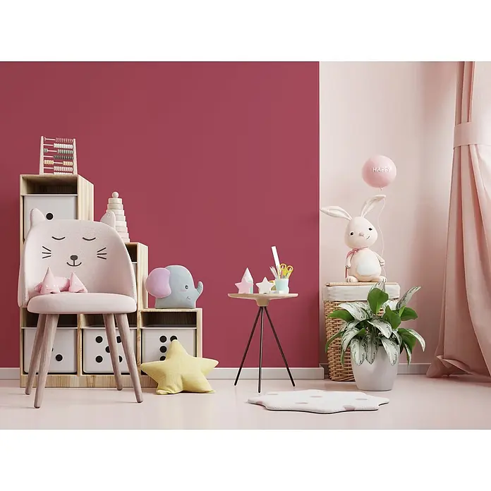 Tadessi Wandfarbe Brombeer Cherry Rot - Rosa, Matt, 5 l - Ein verspieltes Kinderzimmer mit einem rosa Katzenstuhl, Holzspielzeugregalen und einem Hasenplüschtier mit 'HAPPY' Ballon, alles in zarten Rosa- und Rottönen.