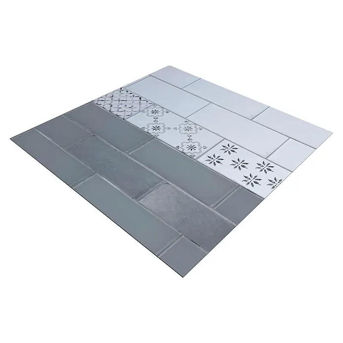 Protector de pared de cocina Cenefa - L x An x Es: 60 cm x 60 cm x 3 mm, Azul, Aluminio - Azulejos cerámicos grises y blancos en espiga, algunos con diseños decorativos.