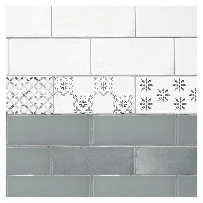 Protector de pared de cocina Cenefa - L x An x Es: 60 cm x 60 cm x 3 mm, Azul, Aluminio - Azulejos rectangulares blancos y grises tipo metro con patrones geométricos y florales.