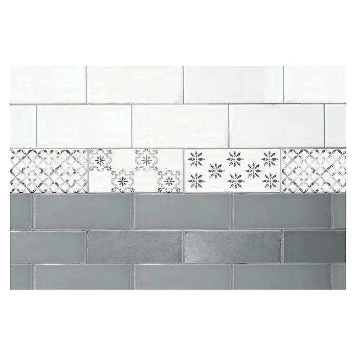 Protector de pared de cocina Cenefa - L x An x Es: 90 cm x 60 cm x 3 mm, Azul, Aluminio - Azulejos blancos y grises tipo metro con una franja decorativa de azulejos geométricos y florales estampados.