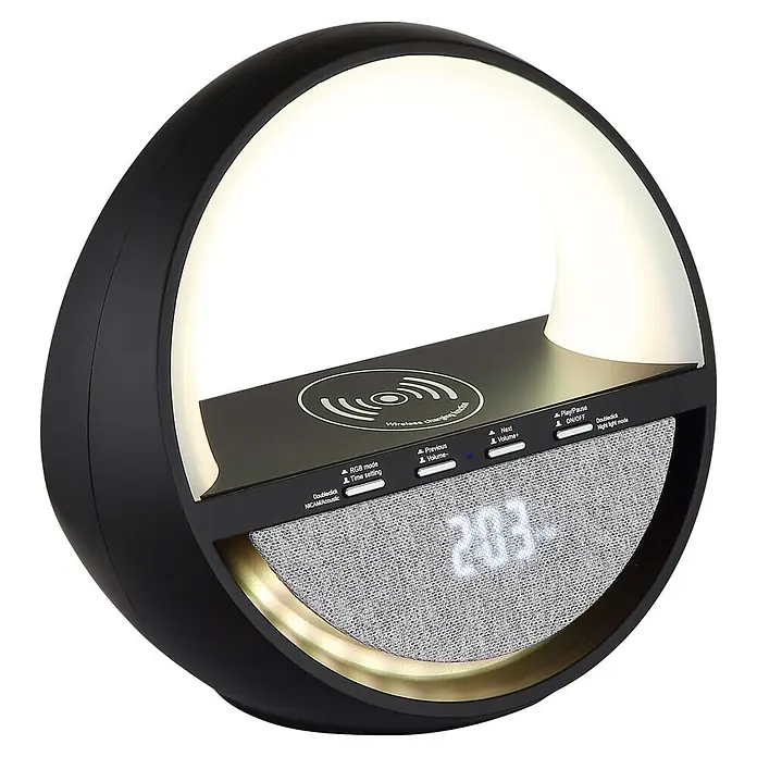 Globo Lámpara de sobremesa Soundra - L x An x Al: 202 x 115 x 183 mm - Un despertador inteligente circular blanco y negro con tira de luz, altavoz de tela gris, pantalla digital, botones de control y una almohadilla de carga inalámbrica superior.