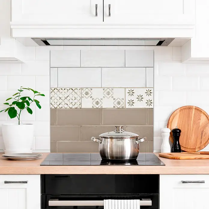 Protector de pared de cocina Cenefa - L x An x Es: 60 cm x 60 cm x 3 mm, Marrón, Aluminio - Panel de cristal para cocina con diseño de azulejos blancos y taupe, con motivos decorativos, instalado detrás de una placa.