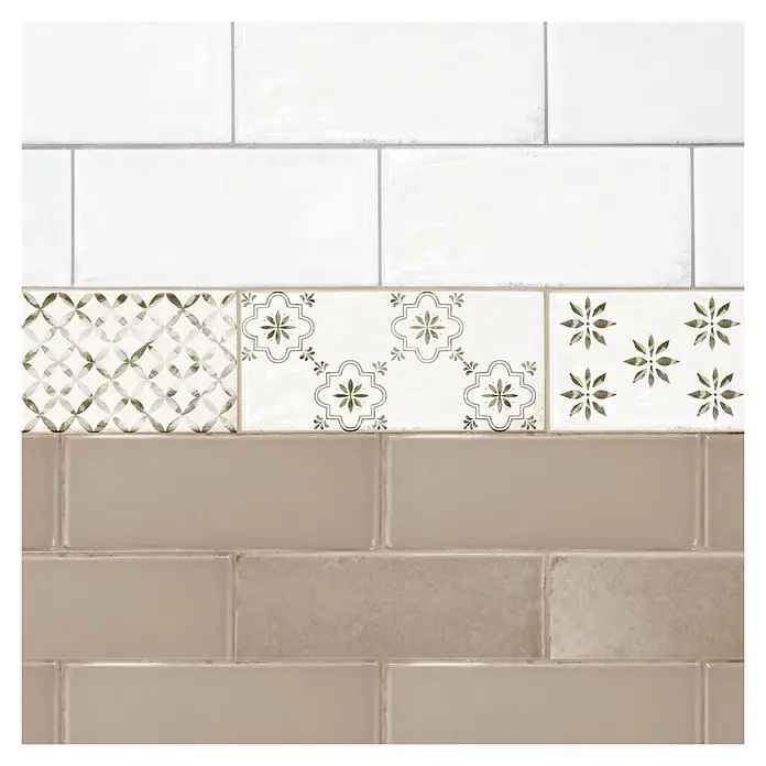 Protector de pared de cocina Cenefa - L x An x Es: 60 cm x 60 cm x 3 mm, Marrón, Aluminio - Surtido de azulejos cerámicos esmaltados: blancos, con motivos beiges y azulejos rectangulares beige lisos.