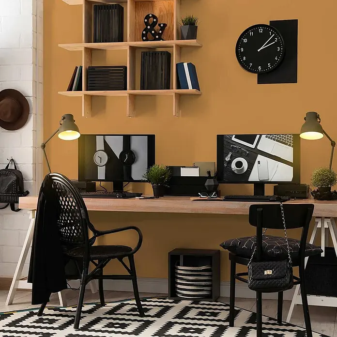 Tadessi Wandfarbe Terracotta - Orange, Matt, 1 l - Funktionales Heimbüro mit hellem Holzschreibtisch, zwei Monitoren, Ablageregalen und schwarzen Stühlen.