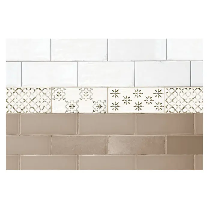 Protector de pared de cocina Cenefa - L x An x Es: 90 cm x 60 cm x 3 mm, Marrón, Aluminio - Azulejos decorativos de pared con secciones blancas, beige estampadas y beige lisas.
