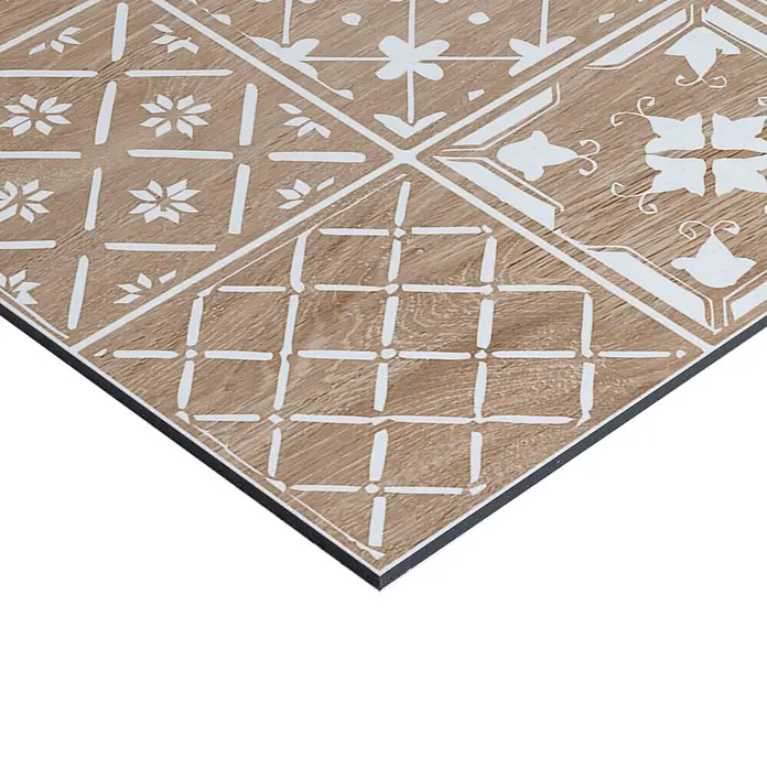 Protector de pared de cocina Hidra - L x An x Es: 60 cm x 60 cm x 3 mm, Marrón, Aluminio - Azulejo efecto madera marrón claro con patrones geométricos y florales blancos.