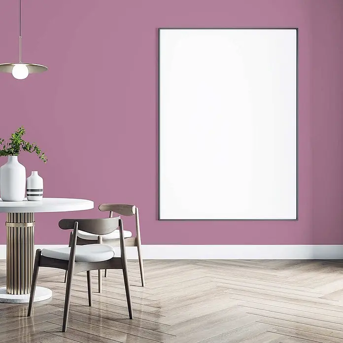 Tadessi Wandfarbe Himbeer - Pink, Matt, 5 l - Modernes Esszimmer mit rundem weißem Tisch, goldfarbenem Sockel und zwei Holzstühlen vor einer lila Wand und Holzboden.