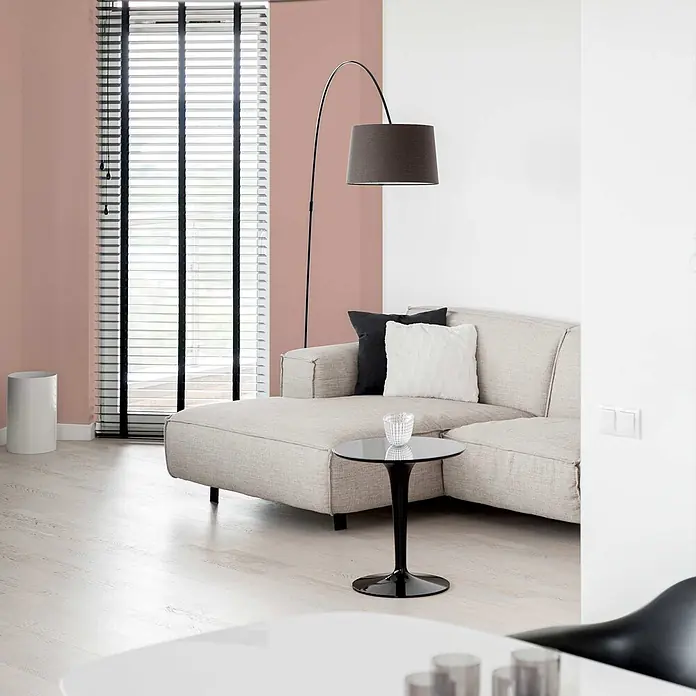Tadessi Wandfarbe Rosébeige - Rosa, Matt, 5 l - Heller Holzfußboden in einem modernen Wohnzimmer verlegt.
