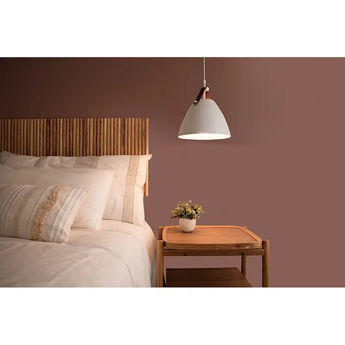 Tadessi Wandfarbe Maronen Mocha - Rot, Matt, 2,5 l - Modernes Schlafzimmer mit Holzlatten-Kopfteil, weißer Pendelleuchte mit Lederakzent und Holznachttisch.