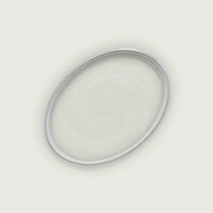 Tadessi Wandfarbe Alabaster - Beige, Matt, 5 l - Offener ovaler Eimer mit hellbeiger Farbe und silbernem Rand.