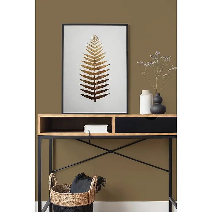 Tadessi Wandfarbe Schoko Mocha - Braun, Matt, 2,5 l - Konsolentisch mit heller Holzplatte, schwarzer Schublade und schwarzem Metallgestell, in einem Interieur arrangiert.