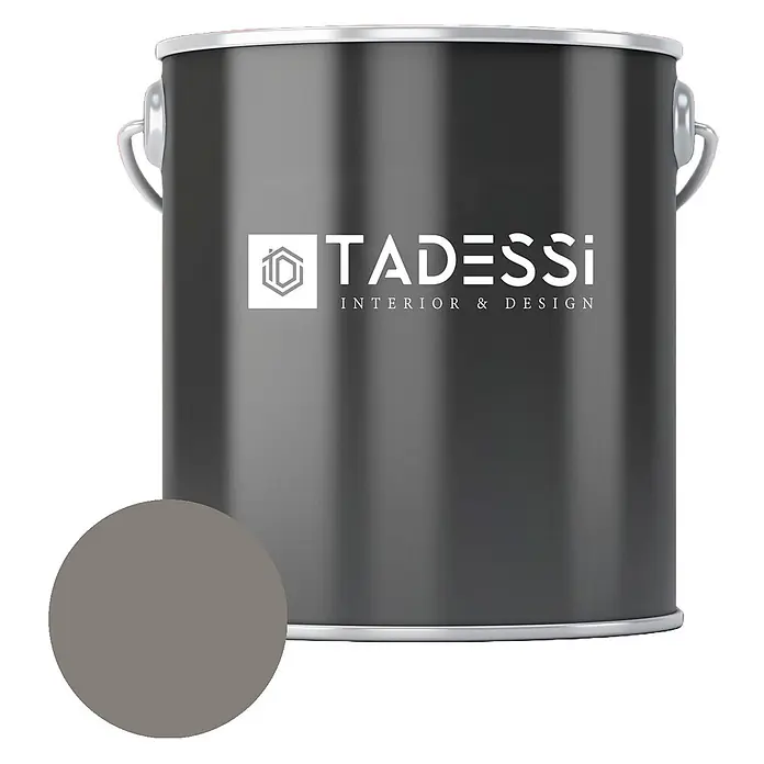 Tadessi Wandfarbe Sandstein - Grau, Matt, 2,5 l - Dunkelgraue Farbkanne mit silbernem Deckel und Griffen, mit 'TADESSI'-Logo. Ein runder Farbfleck zeigt eine mittelgrau-braune Farbe.