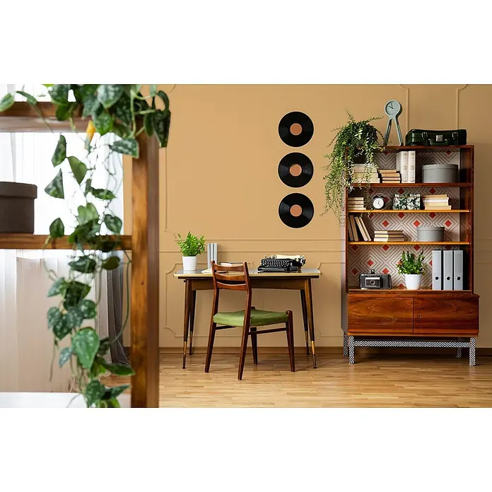 Tadessi Wandfarbe Bernstein Hell - Orange, Matt, 5 l - Modernes Mid-Century-Heimbüro mit Holzschreibtisch, grünem Stuhl und dekorativem Bücherregal.