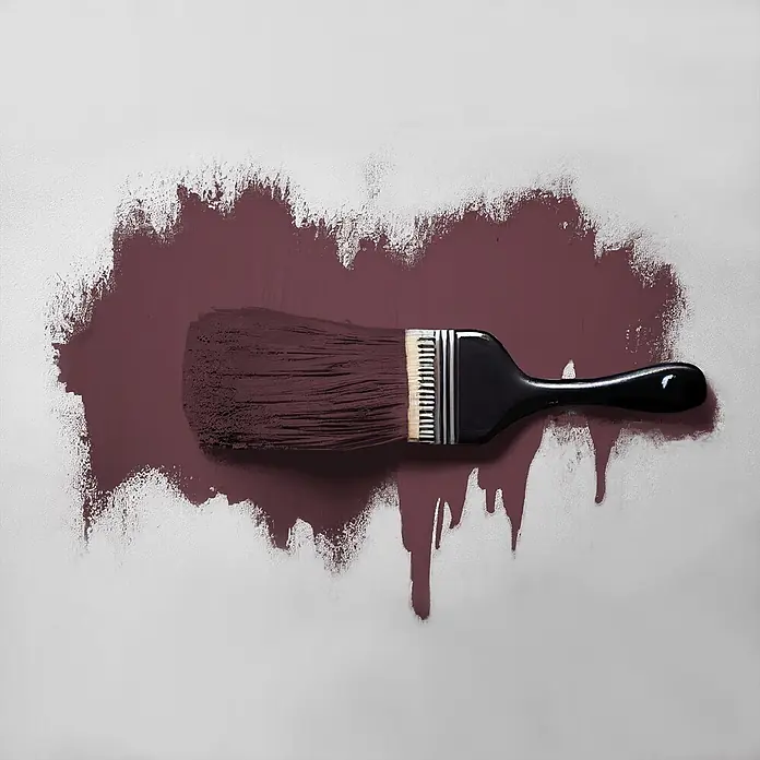 Tadessi Wandfarbe Burgund - Rot, Matt, 2,5 l - Schwarzer Pinsel trägt dunkelrote Farbe auf, mit Pinselstrichen und Tropfen auf hellem Untergrund.