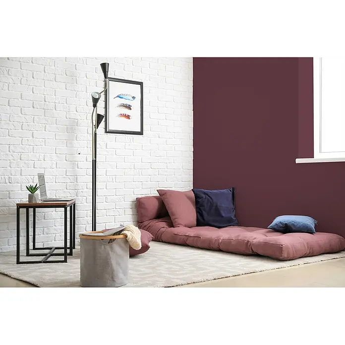 Tadessi Wandfarbe Burgund - Rot, Matt, 2,5 l - Staubiges rosafarbenes Bodenkissen mit Kissen in einem gemütlichen Raum, ideal zum Entspannen.