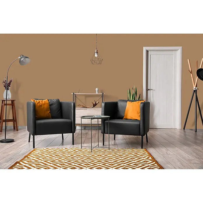 Tadessi Wandfarbe Mocha - Braun, Matt, 5 l - Zwei schwarze Sessel mit orangefarbenen Kissen, in einem modernen Wohnzimmer.