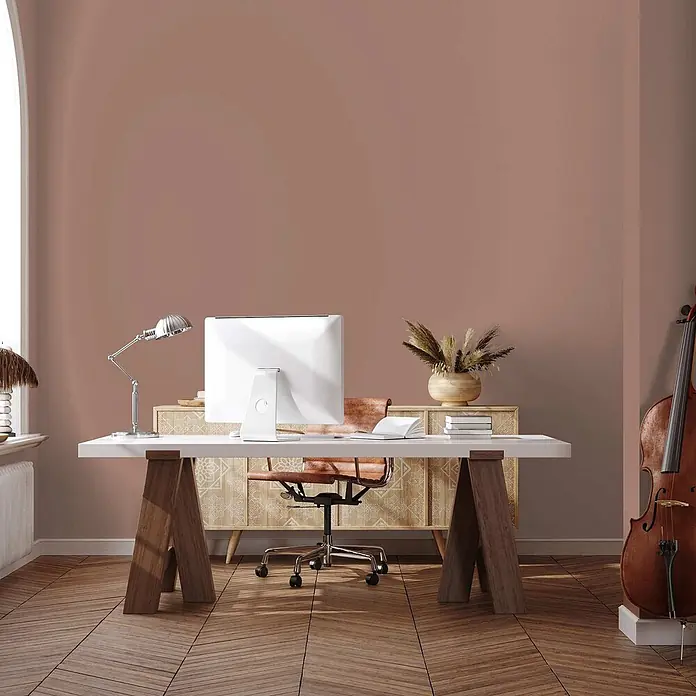 Tadessi Wandfarbe Sanftbeige - Braun, Matt, 1 l - Modernes Home-Office mit weißem Schreibtisch, A-förmigen Holzbeinen, braunem Lederstuhl, Computer und minimalistischer Einrichtung.