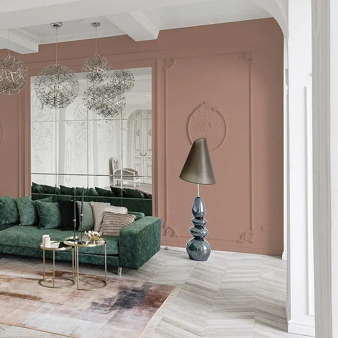 Tadessi Wandfarbe Sanftbeige - Braun, Matt, 1 l - Modernes Wohnzimmer mit grünem Samtsofa, Spiegelwand und einzigartiger Stehlampe mit gestapeltem Fuß.
