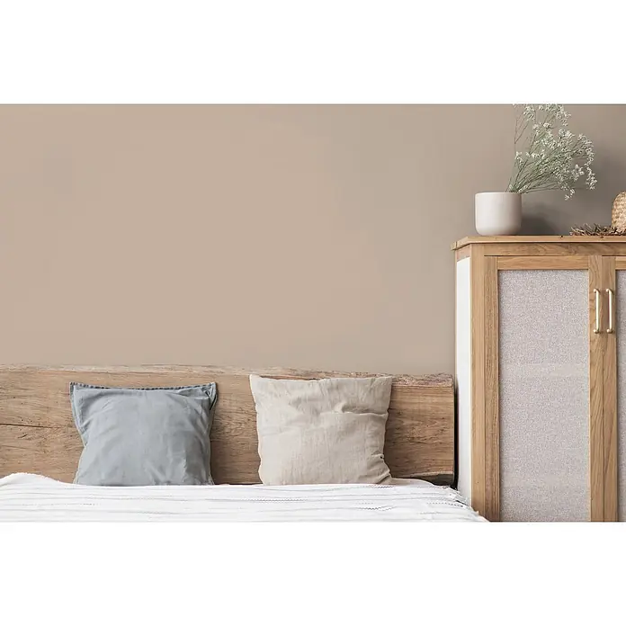 Tadessi Wandfarbe Muskatbeige - Beige, Matt, 2,5 l - Warme beigefarbene Wandfarbe in einem Schlafzimmer, passend zu Naturholz und neutralen Textilien.