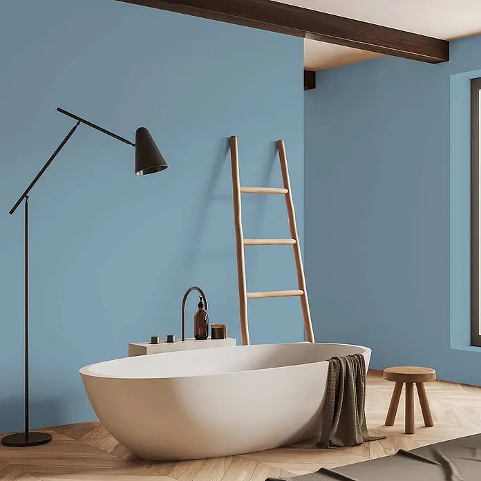 Tadessi Wandfarbe Helles Blau - Blau, Matt, 2,5 l - Weiße freistehende Badewanne in einem modernen Bad mit blauen Wänden und Holzdetails.