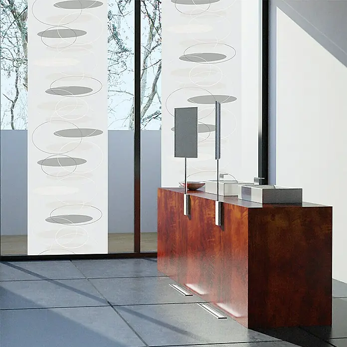 D-c-fix Static Premium Glasfolie Findus - 150 x 45 cm, Transluzent, Statisch haftend - Dieses Bild zeigt ein modernes Interieur mit stilvollen Fensterpaneelen und einem Waschtisch. Die Dekoration ist minimalistisch.