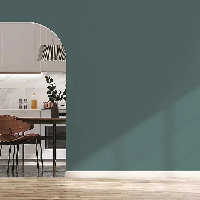 Tadessi Wandfarbe Fichtengrün - Grün, Matt, 5 l - Modernes Zimmer mit großer petrolgrüner Wand, hellem Holzboden und Bogenzugang zu moderner Küche.