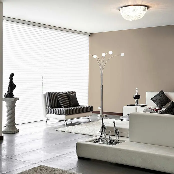 Tadessi Wandfarbe Sandweiß - Beige, Matt, 5 l - Modernes Wohnzimmer mit weißen Jalousien, einem weißen Sofa und einem gestreiften Sessel.