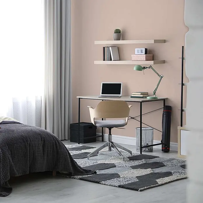 Tadessi Wandfarbe Blasskoralle - Beige, Matt, 2,5 l - Modernes Schlafzimmer mit Bett, Schreibtisch, Stuhl und Regalen, einem grauen Teppich und hellrosafarbenen Wänden.