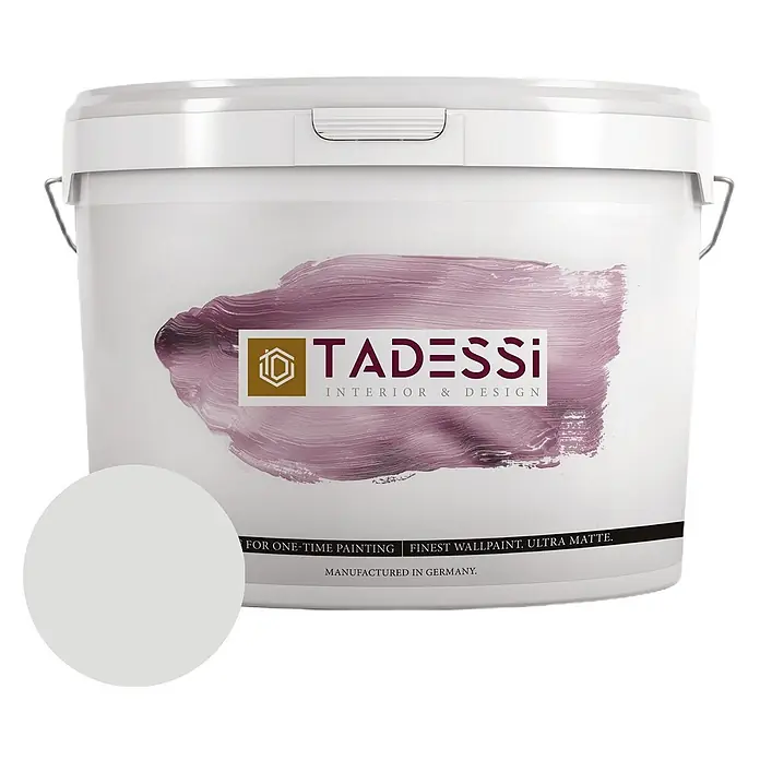 Tadessi Wandfarbe Perlgrau - Grau, Matt, 2,5 l - Weißer TADESSi Farbeimer mit Logo und Text, zeigt eine ultramatte weiße Wandfarbprobe.