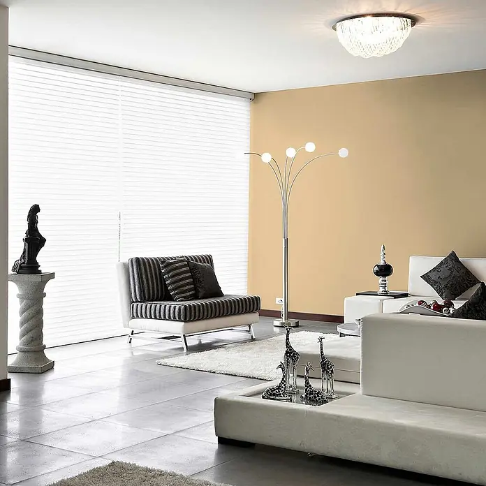 Tadessi Wandfarbe Latte - Beige, Matt, 1 l - Modernes Wohnzimmer mit weißem Sofa und gestreiftem Sessel, stilvoller Einrichtung und Akzentbeleuchtung.