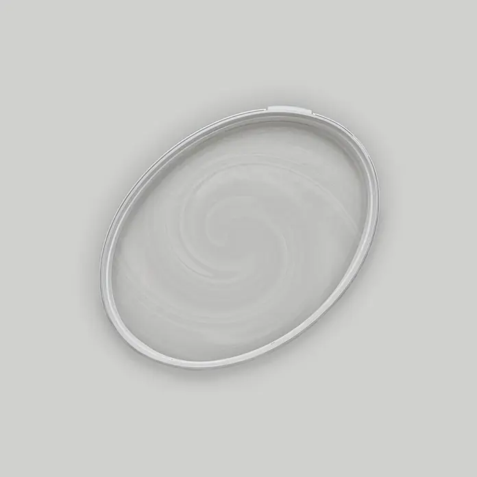 Tadessi Wandfarbe Perlgrau - Grau, Matt, 2,5 l - Transparenter, ovaler Lebensmittelbehälterdeckel mit weißem Rand und subtilem Wirbelmuster.