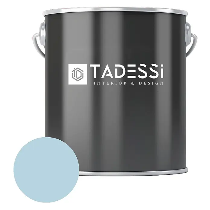 Tadessi Wandfarbe Wasserblau - Blau, Matt, 2,5 l - Dunkelgraue Farbkanne mit 'TADESSI INTERIOR & DESIGN' Logo und hellblauer Farbmusterkreis.