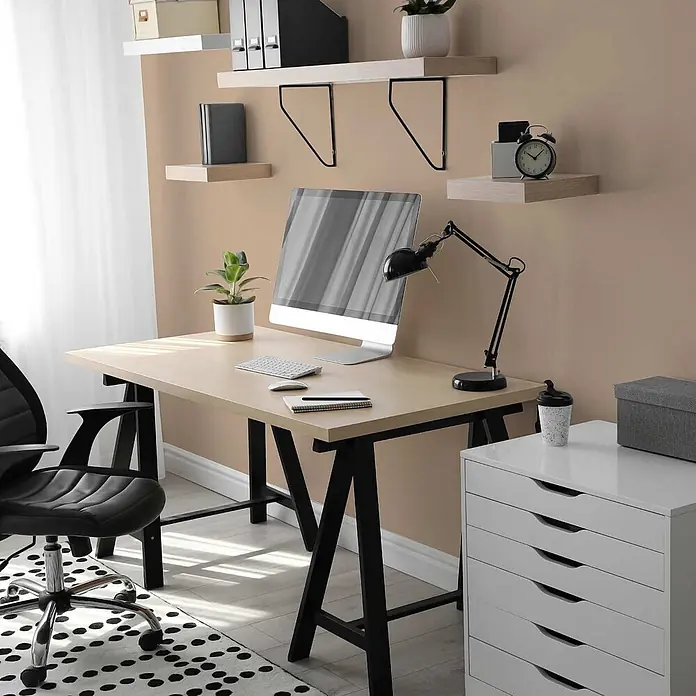 Tadessi Wandfarbe Muskat - Beige, Matt, 5 l - Heller Holztisch mit schwarzen Bockbeinen, Computer, Stuhl und Stauraum im Heimbüro.