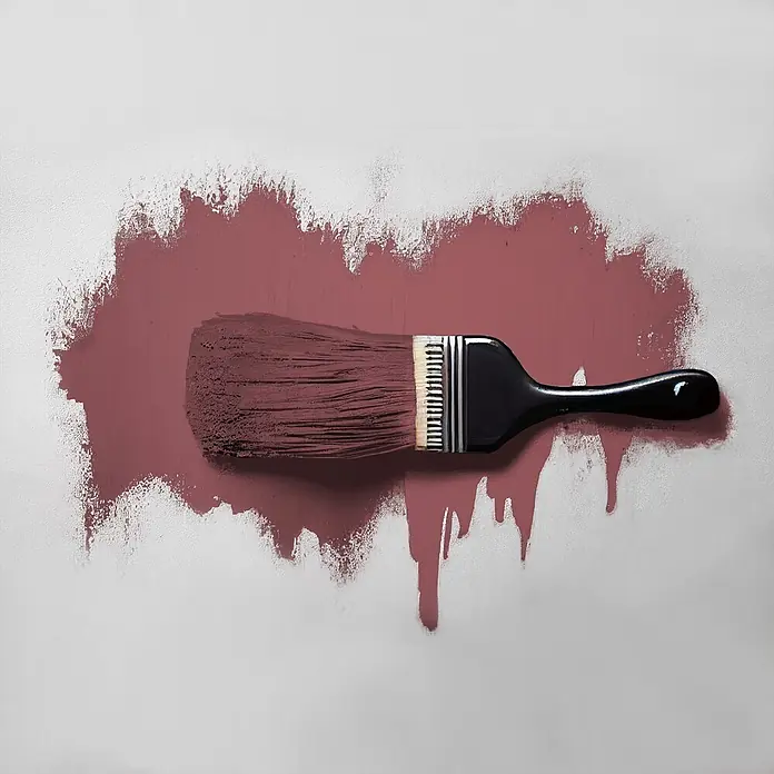 Tadessi Wandfarbe Bordeaux Cherry Rot - Rot, Matt, 2,5 l - Pinsel mit schwarzem Griff, der einen Pinselstrich in Mauve aufträgt.
