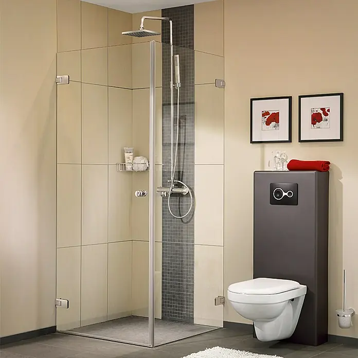 Camargue Air Dusch-Drehtür C21 - 72,5 x 200 cm, Verchromt, Glasstärke: 8 mm, Chrom - Ein modernes Badezimmer mit einer begehbaren Dusche, einer Toilette und stilvollen Dekorationsdetails.