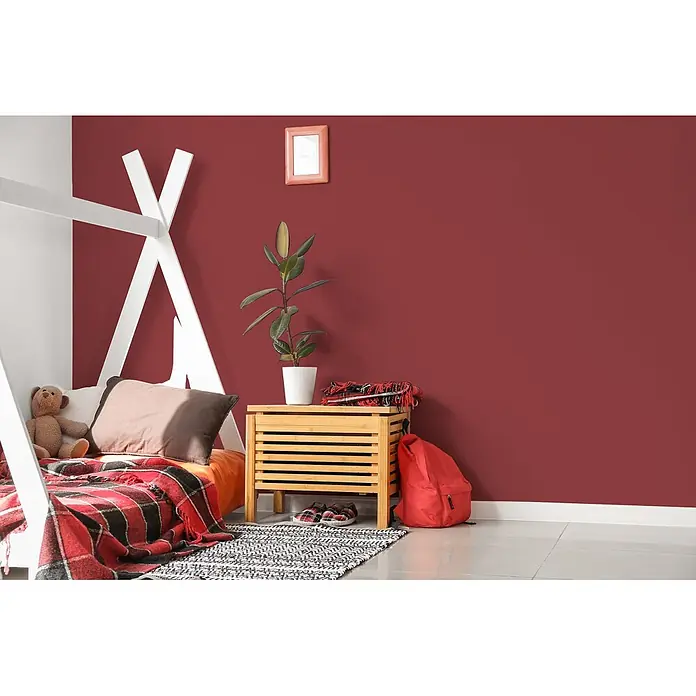 Tadessi Wandfarbe Weinrot - Rot, Matt, 2,5 l - Weißes Bettgestell im Tipi-Stil in einem Kinderzimmer, dekoriert mit einer rot karierten Decke und Kissen.