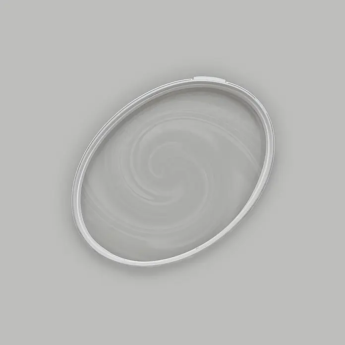 Tadessi Wandfarbe Sanftgrau - Grau, Matt, 5 l - Klares, ovales Kunststoffdeckel mit weißem Rand und einem subtilen Wirbelmuster auf der Oberfläche.